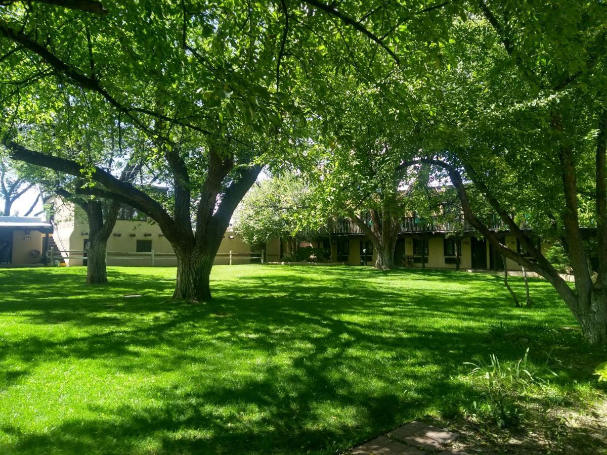 טאוס Sagebrush Inn & Suites מראה חיצוני תמונה