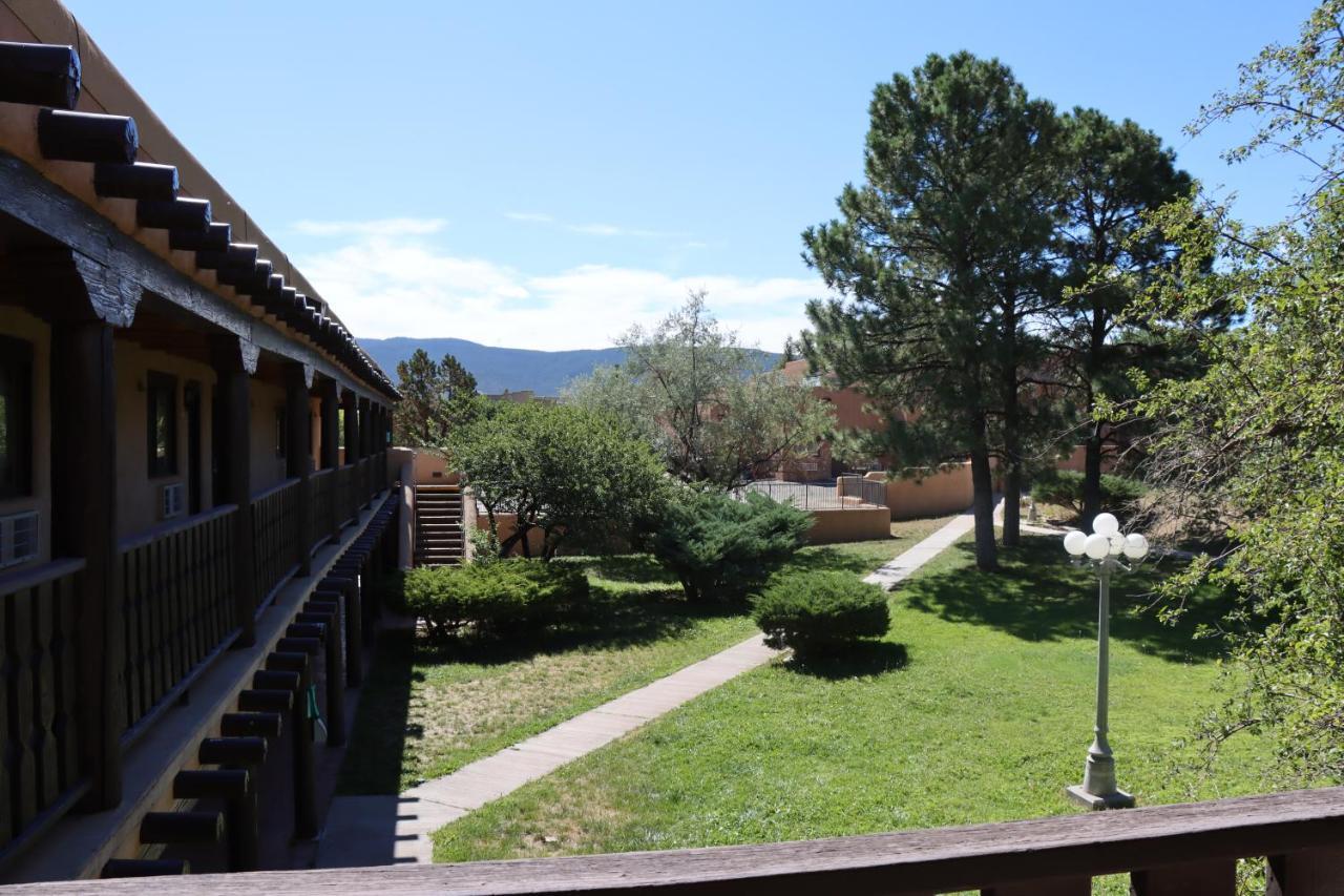 טאוס Sagebrush Inn & Suites מראה חיצוני תמונה