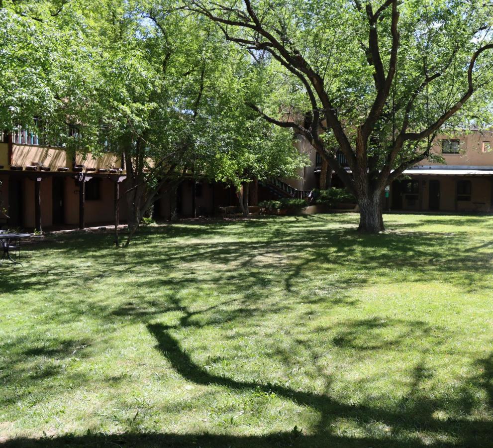 טאוס Sagebrush Inn & Suites מראה חיצוני תמונה