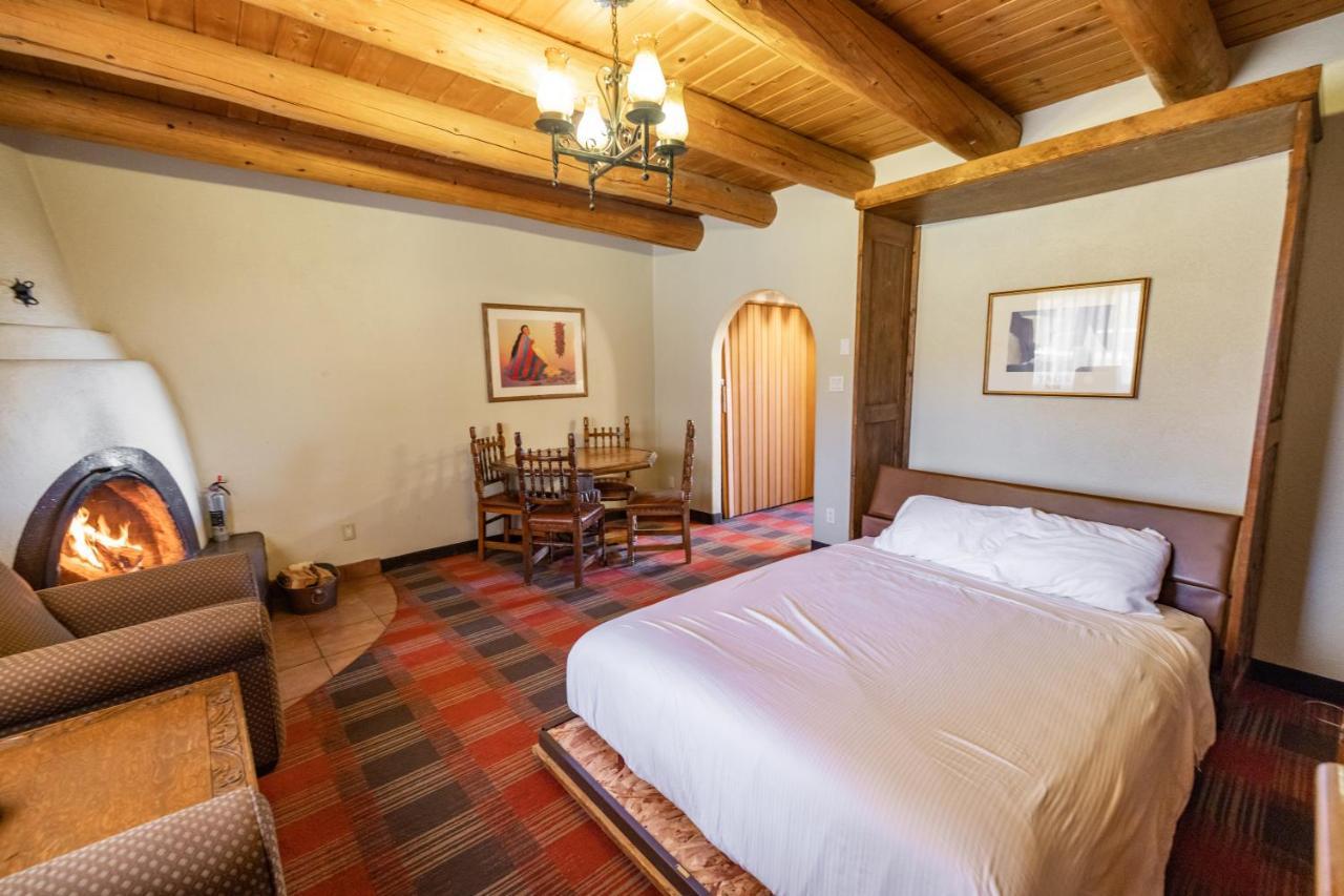 טאוס Sagebrush Inn & Suites מראה חיצוני תמונה