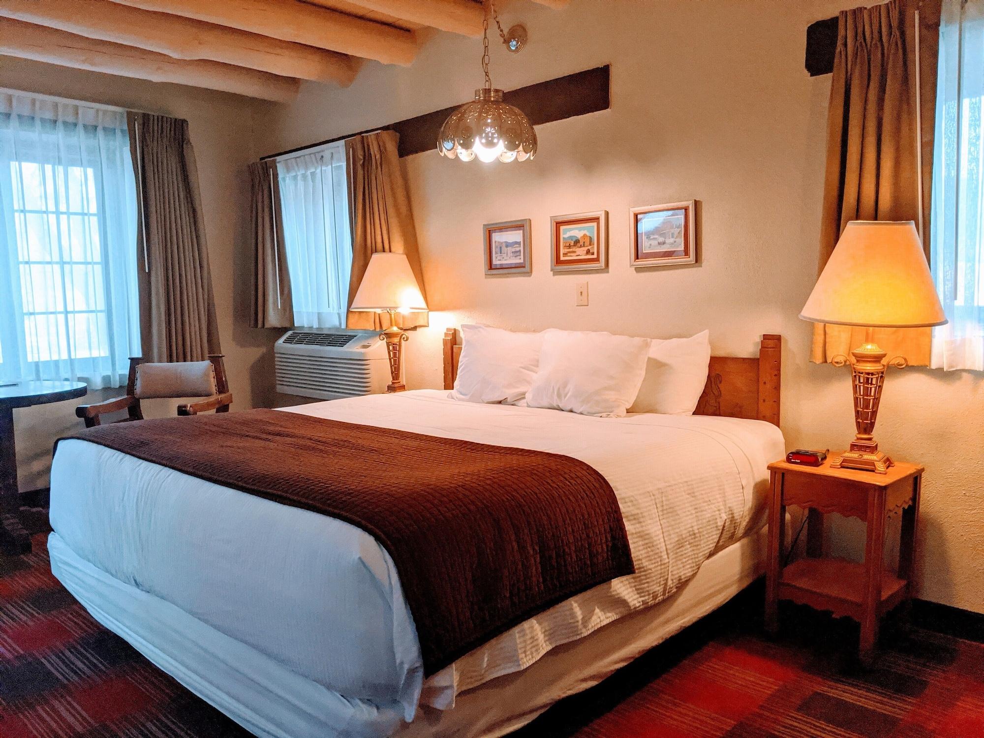 טאוס Sagebrush Inn & Suites מראה חיצוני תמונה