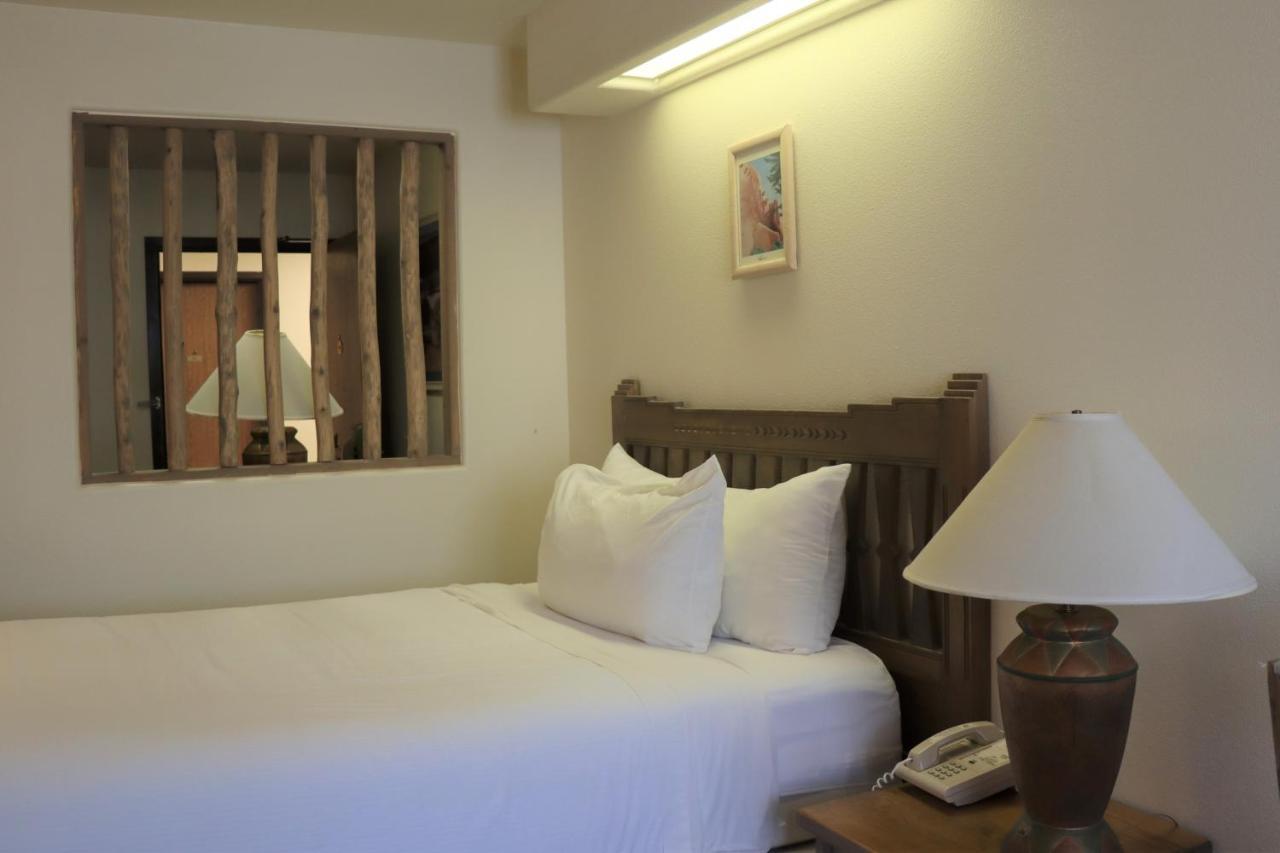 טאוס Sagebrush Inn & Suites מראה חיצוני תמונה