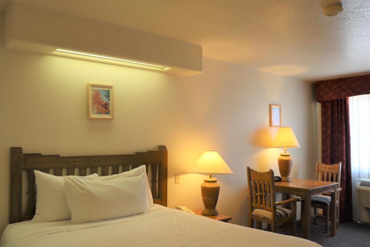 טאוס Sagebrush Inn & Suites מראה חיצוני תמונה